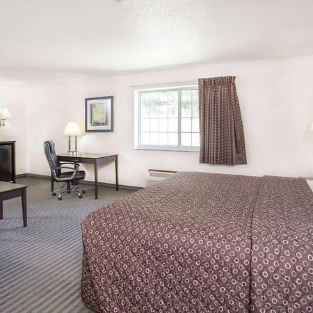 Super 8 By Wyndham Cedar Falls Dış mekan fotoğraf