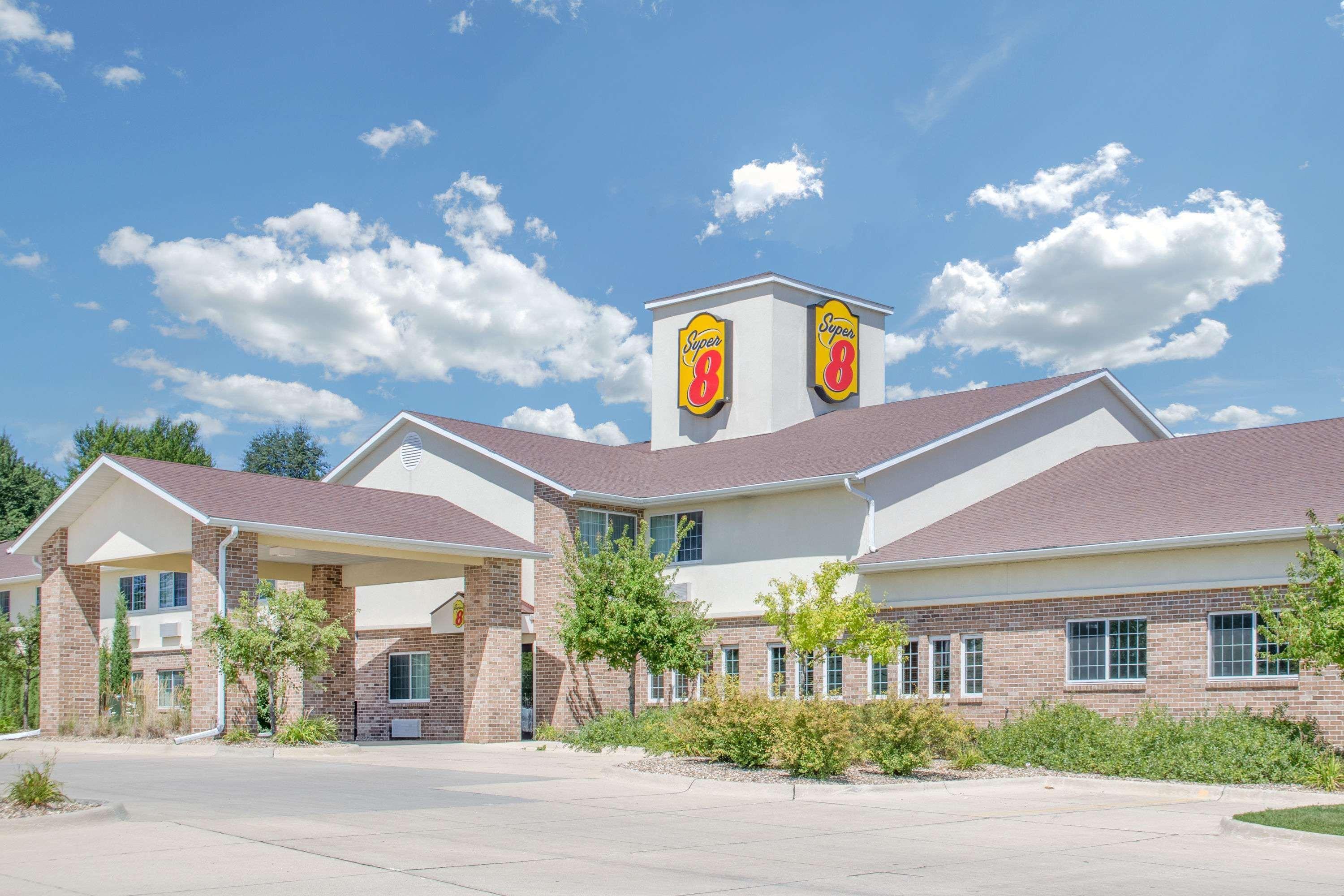 Super 8 By Wyndham Cedar Falls Dış mekan fotoğraf